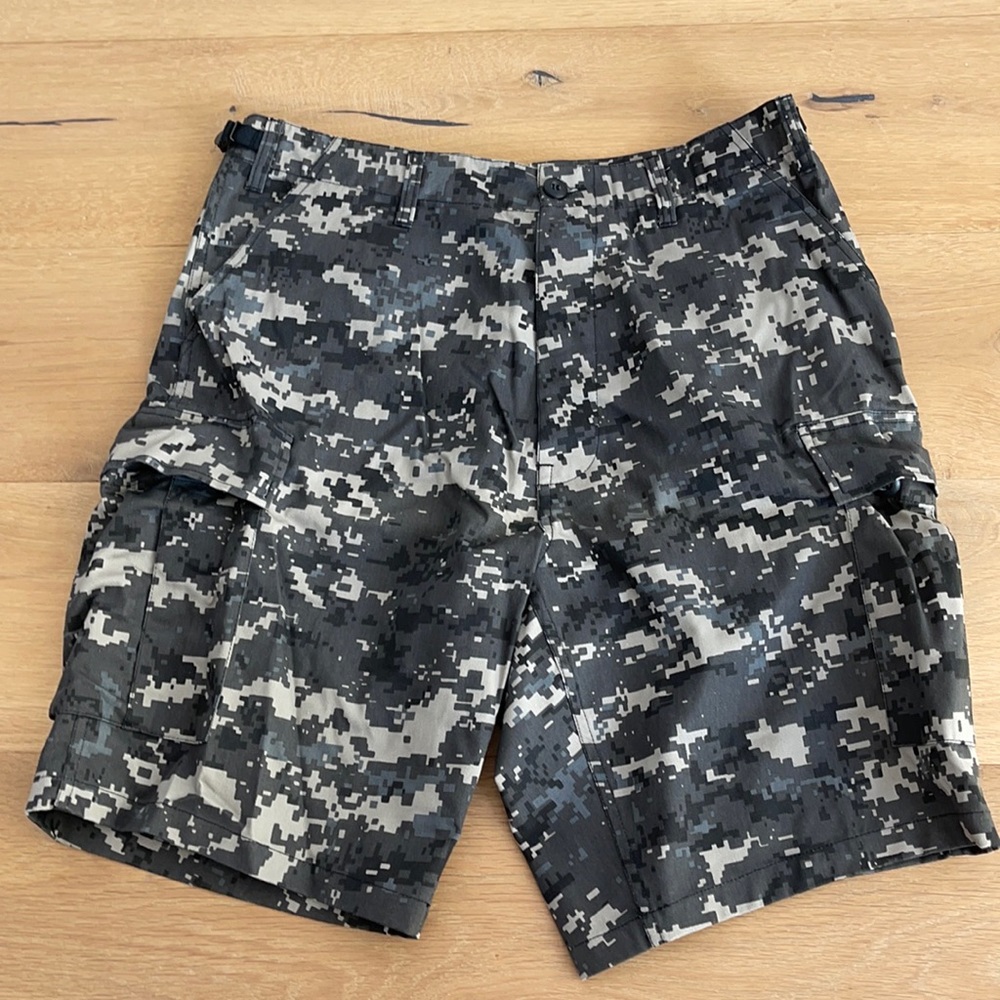 Adjustable cargo shorts. Size 31-35